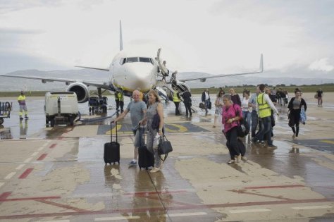 GRA182. BENLLOCH (CASTELLÓN), 15/09/2015.- La pista del aeropuerto de Castellón ha recibido esta mañana al primer avión de un vuelo regular en sus casi cuatro años y medio de vida, procedente de Londres y operado por la línea de bajo coste Ryanair. Los 186 pasajeros de la aeronave, un Boeing 737-800 con 189 plazas que había despegado a las 7.10 horas del aeropuerto londinense de Stansted, han bajado a la pista directamente desde la escalerilla del avión, algunos de ellos riéndose al ver el gran despliegue mediático, y han sido agasajados en la terminal con zumo de naranja. EFE/Doménech Castelló